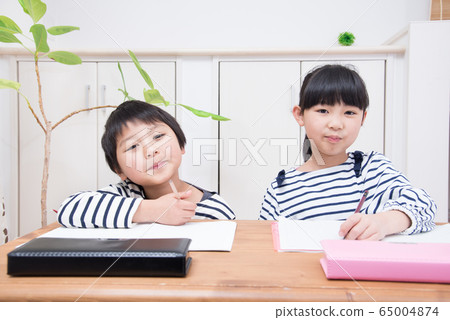 Elementary school boys and girls doing home study 65004874
