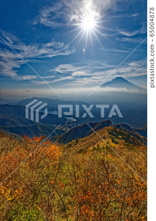 從富士山的山頂看到的富士山。 從富士山的山頂看到的富士山。 65004878