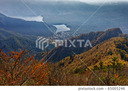 三坂山和小岳的秋葉以及賽光湖岸邊的城鎮景觀 三坂山和小岳的秋葉以及賽光湖岸邊的城鎮景觀 65005246