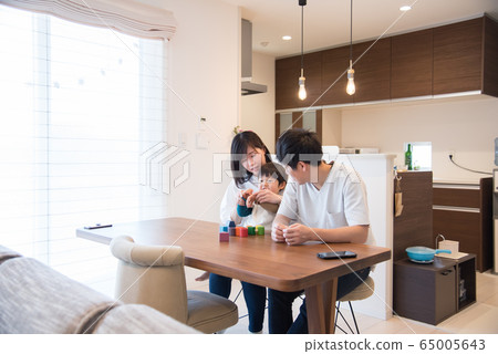 Family sitting at dining table Family sitting at dining table 65005643