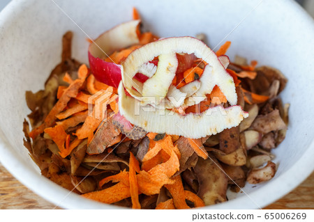 Fruits and vegetable scraps for compost recycling 65006269
