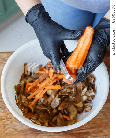 Fruits and vegetable scraps for compost recycling 65006270