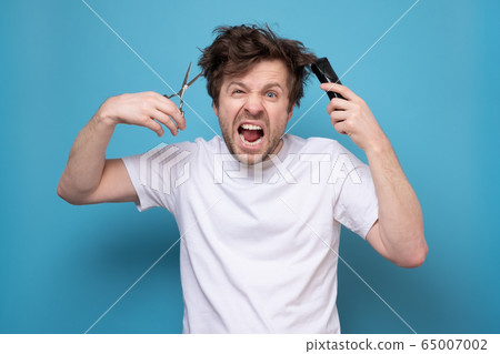 man trying to make a hairstyle by himself with 65007002