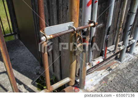 掛鎖的鐵柵欄 65007136