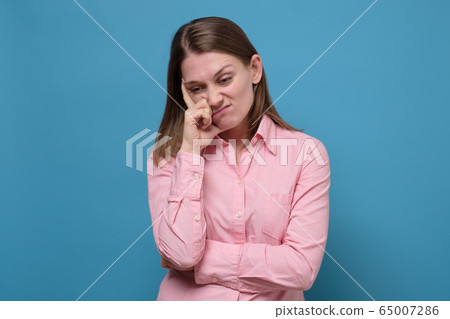 Pensive young young woman thinking, ondering 65007286