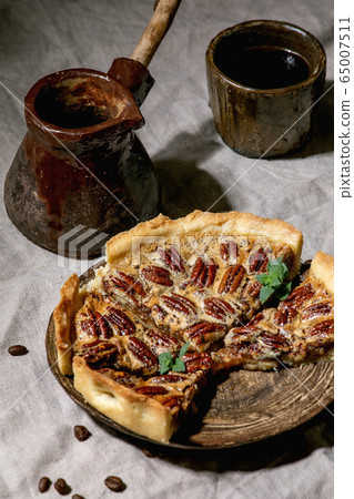 Classic pecan pie 65007511