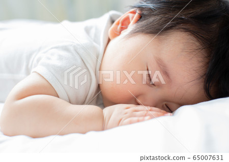 寶貝小睡一下 65007631