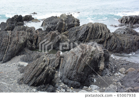 Uplift rocks on the coast Uplift rocks on the coast 65007938