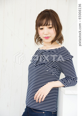 A woman who puts her elbow on the counter A woman who puts her elbow on the counter 65008136