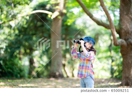 Children looking far away with binoculars 65009251