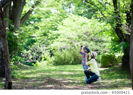 母親和女兒在樹林裡玩雙筒望遠鏡 65009421