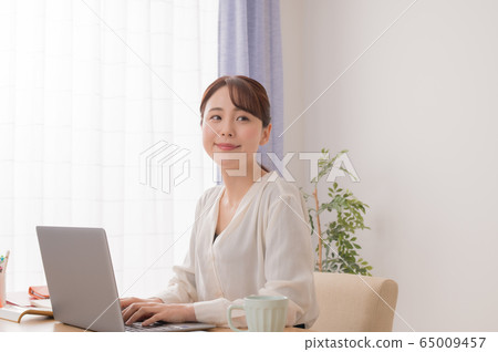Business woman teleworking using a laptop 65009457