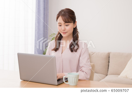 在家使用膝上型計算機的少婦遠程辦公 65009707