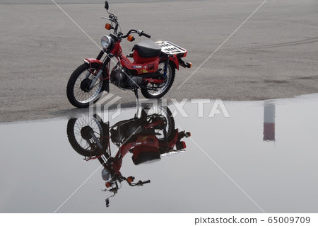 和歌山港芒通浴崽反映在一個水坑里 和歌山港芒通浴崽反映在一個水坑里 65009709