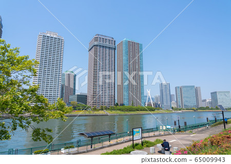 [Urban scenery] Riverside tower apartment 65009943