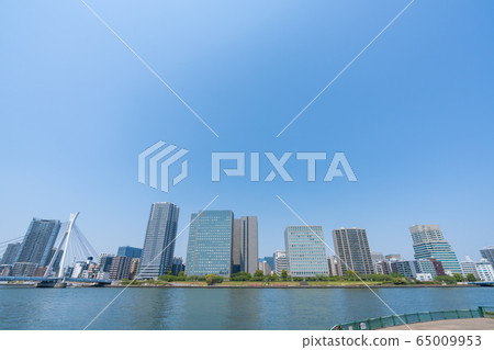 [Urban scenery] Riverside tower apartment 65009953