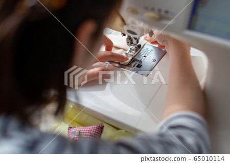 Handmade handmade women using sewing machines 65010114