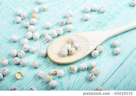 dry chickpeas in a spoon on the table dry chickpeas in a spoon on the table 65010535