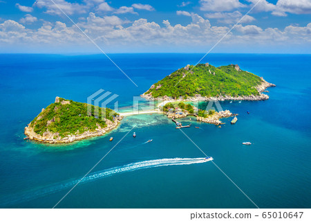 Aerial view of Koh NangYuan island in Surat Thani, Thailand. 65010647