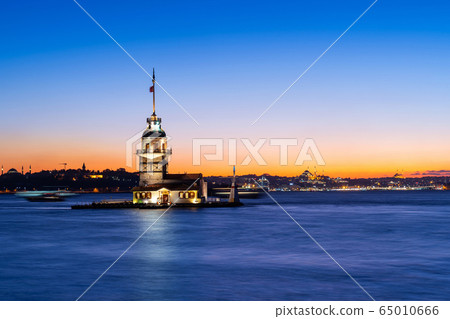 Maiden's tower at night in istanbul, Turkey. 65010666