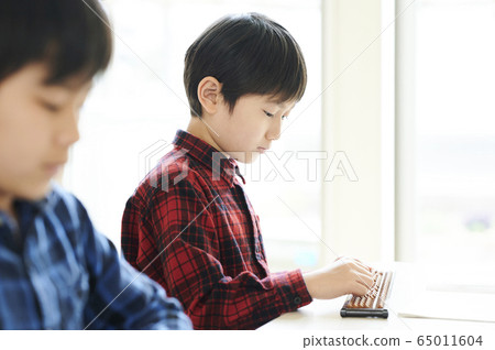 Abacus classroom children Abacus classroom children 65011604