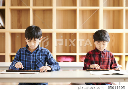 Abacus classroom children 65011605