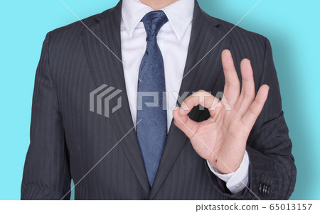打手勢的商人與Ok的手勢商人好 65013157