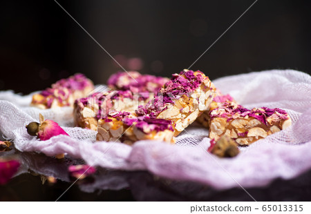 Rose candy with natural flowers and peanuts Rose candy with natural flowers and peanuts 65013315