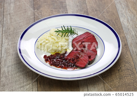 Low temperature vacuum cooking of venison 65014525