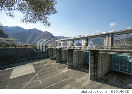 Sakura Okutama Lake spout 65014688