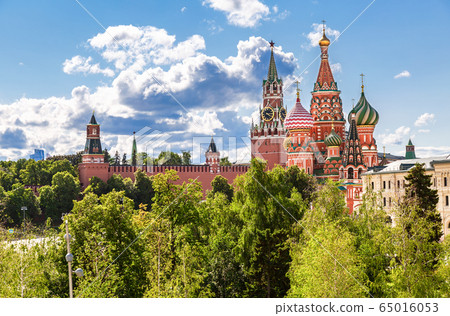 Moscow Kremlin and Cathedral of Vasily Blessed 65016053