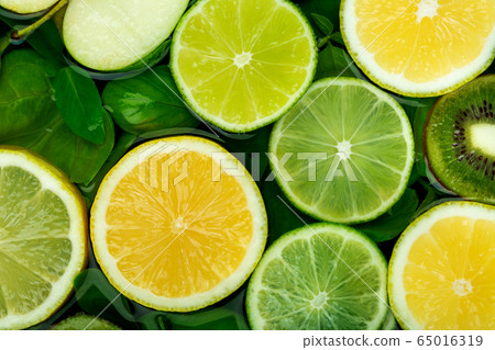 Spinach leaves and slices of lemon, lime, apple Spinach leaves and slices of lemon, lime, apple 65016319