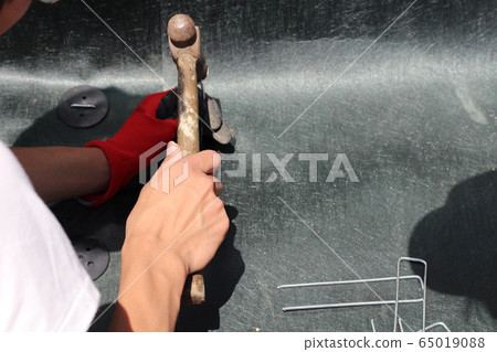 A state of nailing work when constructing a weeding sheet with DIY A state of nailing work when constructing a weeding sheet with DIY 65019088