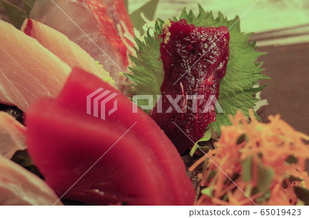 各種生魚片，如鯨魚，金槍魚，鯛魚 65019423