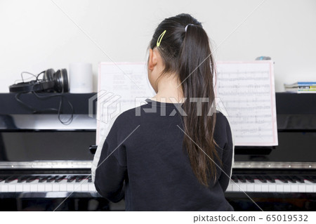 小學女孩在家練習電子鋼琴 65019532