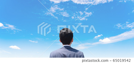 A man looking up at the sky A man looking up at the sky 65019542