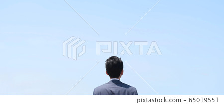 A man looking up at the sky 65019551