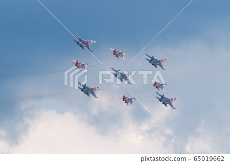 Su-27俄羅斯騎士和MiG-29雨燕編隊飛行 65019662