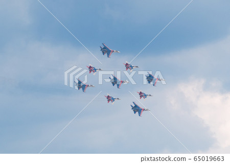 Su-27俄羅斯騎士和MiG-29雨燕編隊飛行 65019663