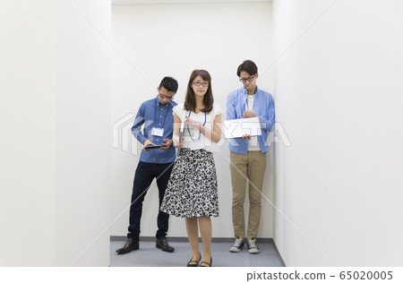 Business 3 men and women portrait 65020005