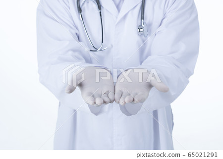 Doctor presenting blank palm of hand  65021291