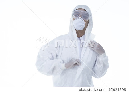 a doctor wearing protective suit  65021298
