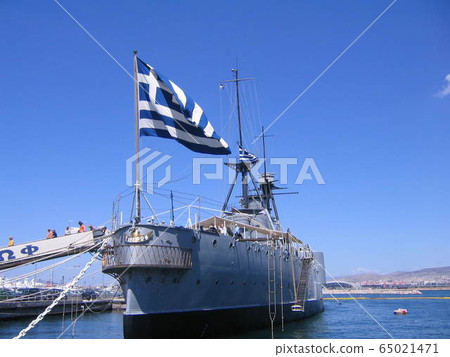 阿夫羅夫號戰艦和希臘國旗飄揚在希臘雅典附近的港口 65021471