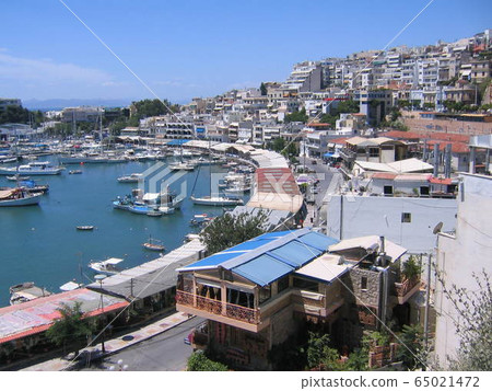 港口城市比雷埃夫斯（Piraeus）有很多餐廳，比雷埃夫斯（Piraeus）是希臘雅典的電車 65021472