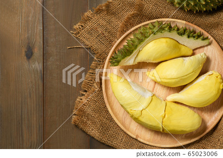 Top view of Fresh durian (monthong) on  wood dish 65023006