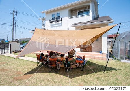 Bbq in the home garden 65023171