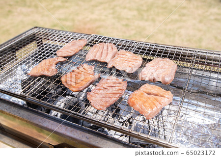 Charcoal grilling of beef tongue 65023172