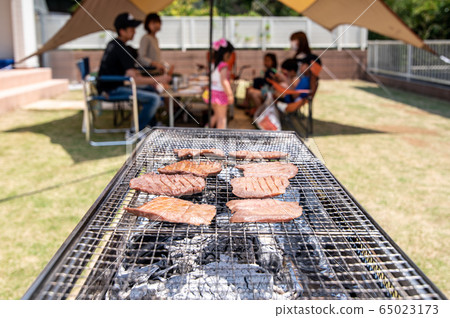 Bbq in the home garden 65023173
