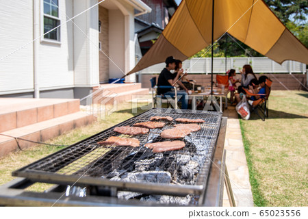 Bbq in the home garden 65023556