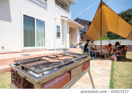 Bbq in the home garden 65023557
